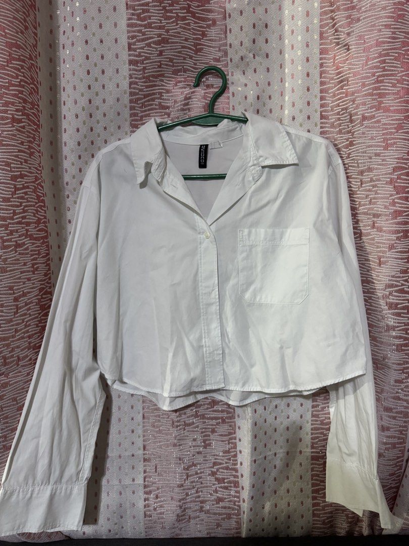 H&M white longsleeves (Category: Longsleeves) located in Manila. Submitted by gcel01 (Listing ID 1423744381, Image 2). Description: - H&M white long sleeves cropped - Used twice only - Rfs: decluttering .