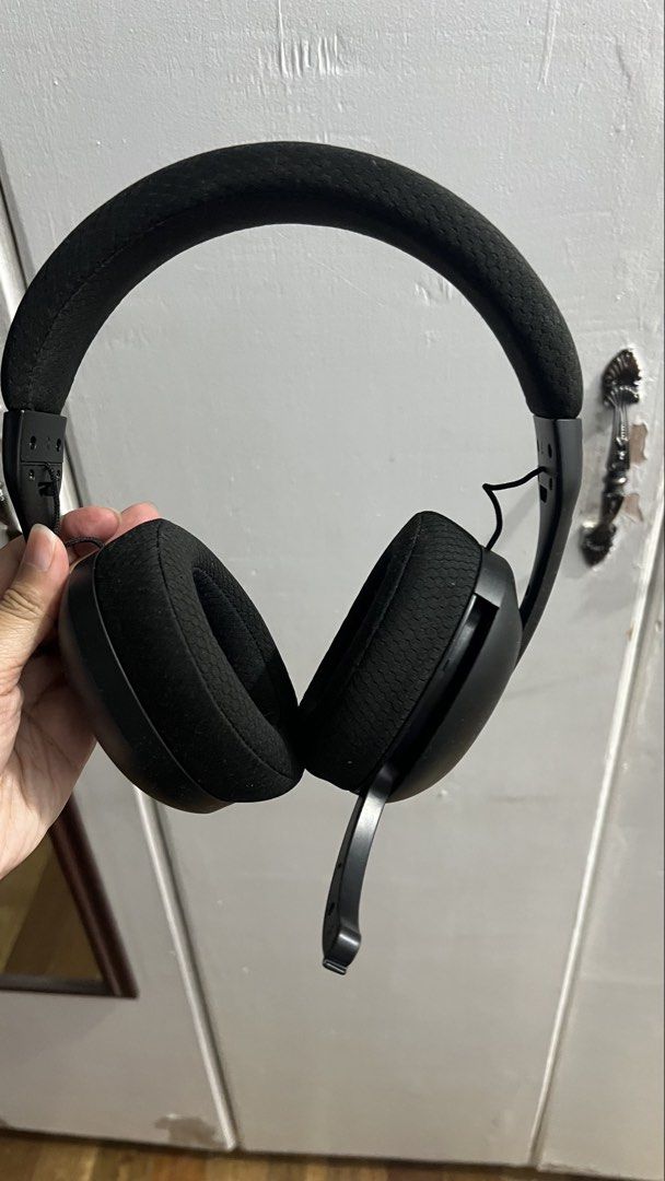 Inplay Gaming Headphones (Category: Headphones & Headsets) located in Manila. Submitted by dkpunzalan (Listing ID 1423615246, Image 2). Description: In play wireless headphones - comes with charging cable - will check for the box.