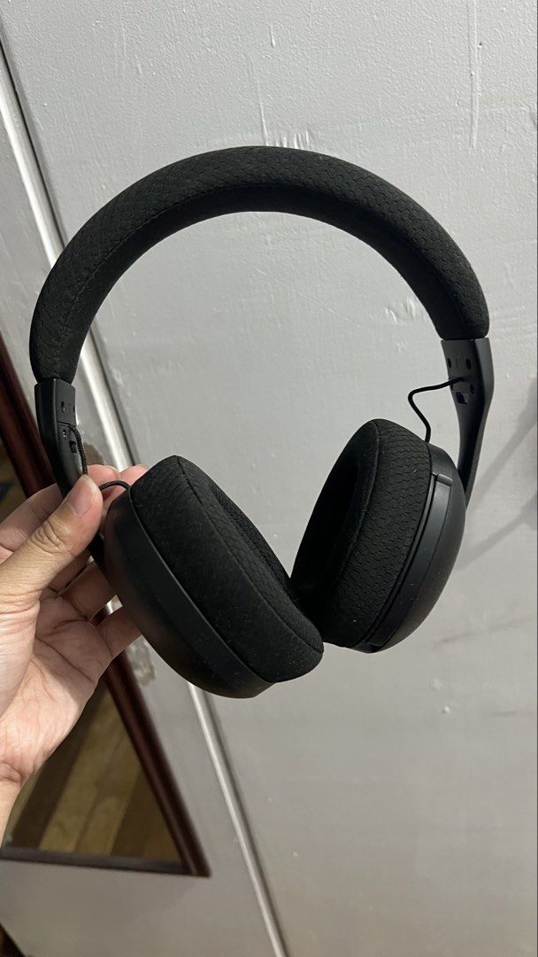 Inplay Gaming Headphones (Category: Headphones & Headsets) located in Manila. Submitted by dkpunzalan (Listing ID 1423615246, Image 3). Description: In play wireless headphones - comes with charging cable - will check for the box.