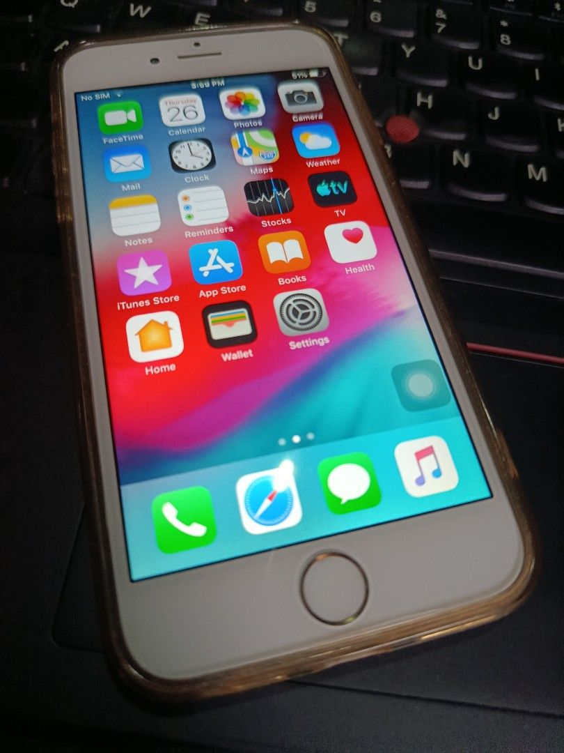 iPhone 6 32GB 86% BH (Category: iPhone 6 Series) located in Manila. Submitted by silvereagle_8b6547 (Listing ID 1423675326, Image 2). Description: iPhone 6 32 GB 86% battery health, never been repaired but with minor issues on the LCD slightly faded on the upper left portion pacheck nalang sa picture hindi sya halata, no flash. Globe, TM, Gomo sim only. with original box.