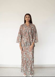 (Category: ) located in . Submitted by wardrobexcess (Listing ID 1423760085, Image 1). Description: .