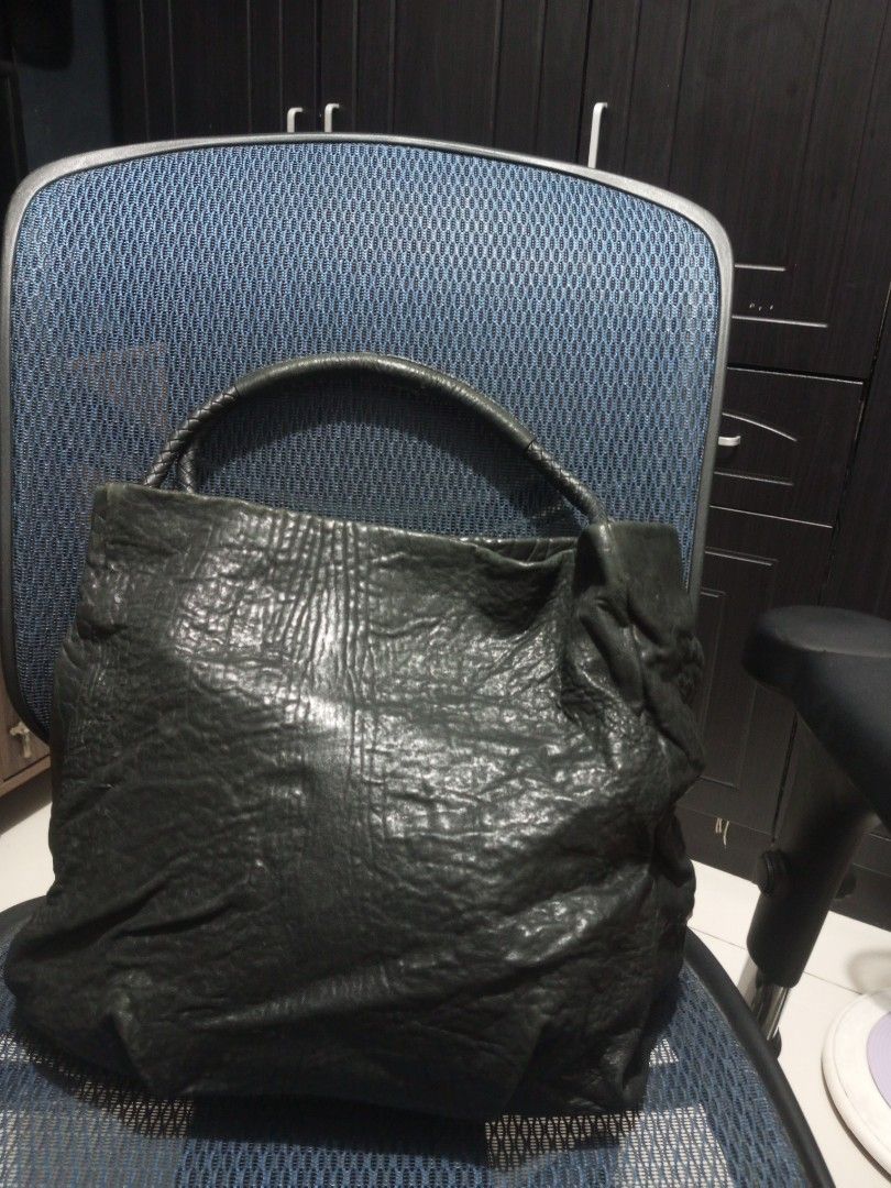Lebeige Black Leather Hubo Bag (Category: Luxury Bags & Wallets) located in Davao. Submitted by zoiesells_63 (Listing ID 1423661899, Image 2). Description: - Black leather tote handbag - Braided handle - Button closure - Interior leather brand tag (Lebeges) - Textured finish - Dark color.