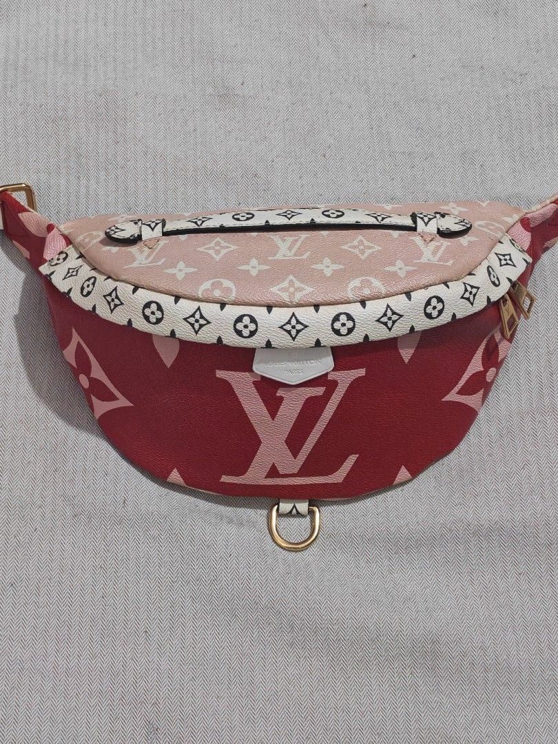 Louis Vuitton Bumbag Monogram Giant (Category: Luxury Bags & Wallets) located in Quezon City. Submitted by sureandlegit (Listing ID 1423765262, Image 1). Description: For Sale Louis Vuitton Monogram Giant Bumbag No strap (provide strap thru Mr quickie less than 250php) metal hardwares are still available. Or just hand carry it on the handle Can use as clutch, or pouch Searchable code Clean inside, no foul smell Thick Zipper and still shinny Still