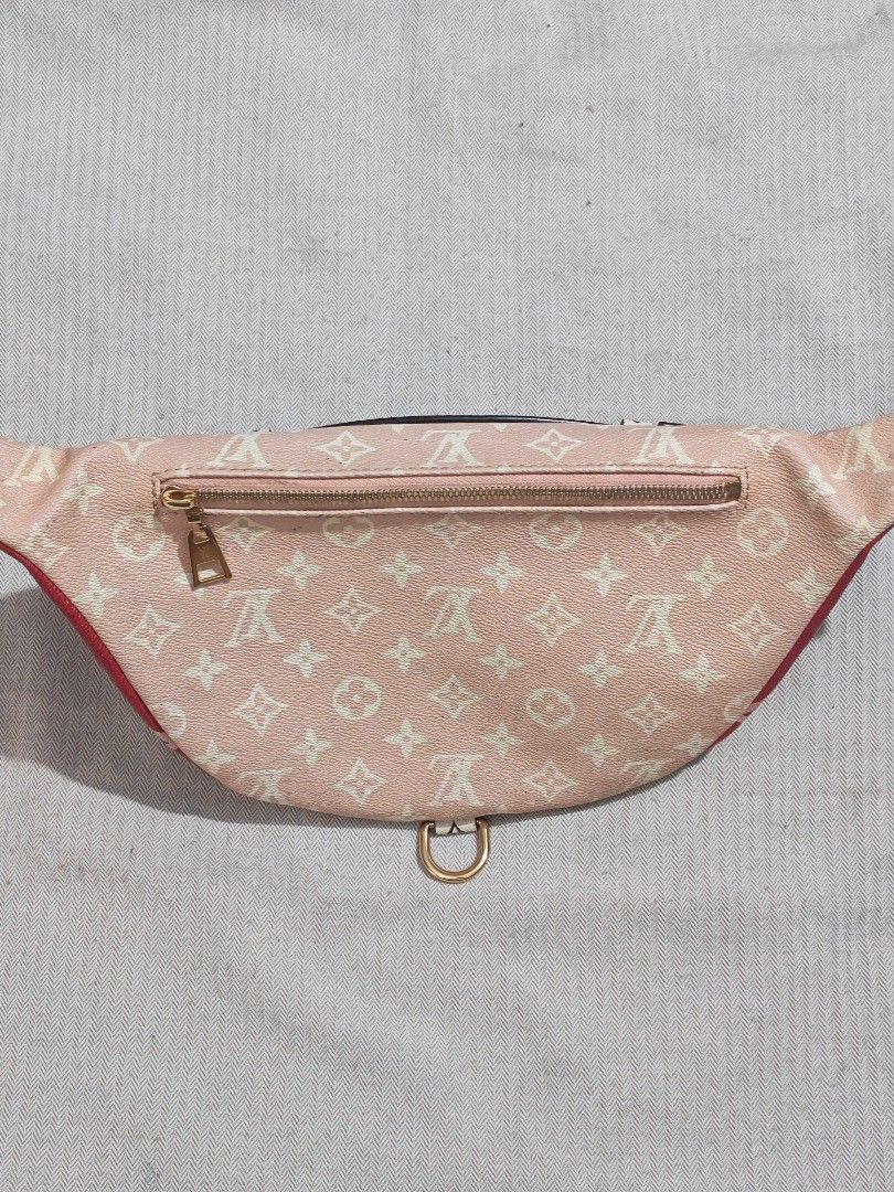 Louis Vuitton Bumbag Monogram Giant (Category: Luxury Bags & Wallets) located in Quezon City. Submitted by sureandlegit (Listing ID 1423765262, Image 2). Description: For Sale Louis Vuitton Monogram Giant Bumbag No strap (provide strap thru Mr quickie less than 250php) metal hardwares are still available. Or just hand carry it on the handle Can use as clutch, or pouch Searchable code Clean inside, no foul smell Thick Zipper and still shinny Still