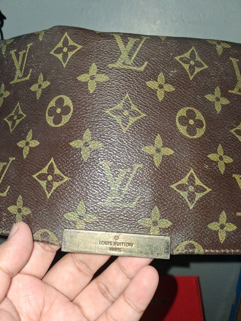 Louis Vuitton Monogram Clutch with Chain (Category: Luxury Bags & Wallets) located in Manila. Submitted by yanajuls (Listing ID 1423672746, Image 2). Description: - Authentic Louis Vuitton Monogram clutch - Features the iconic LV monogram pattern - Includes a chain strap for shoulder/crossbody wear - Classic clutch design - Metal clasp closure.