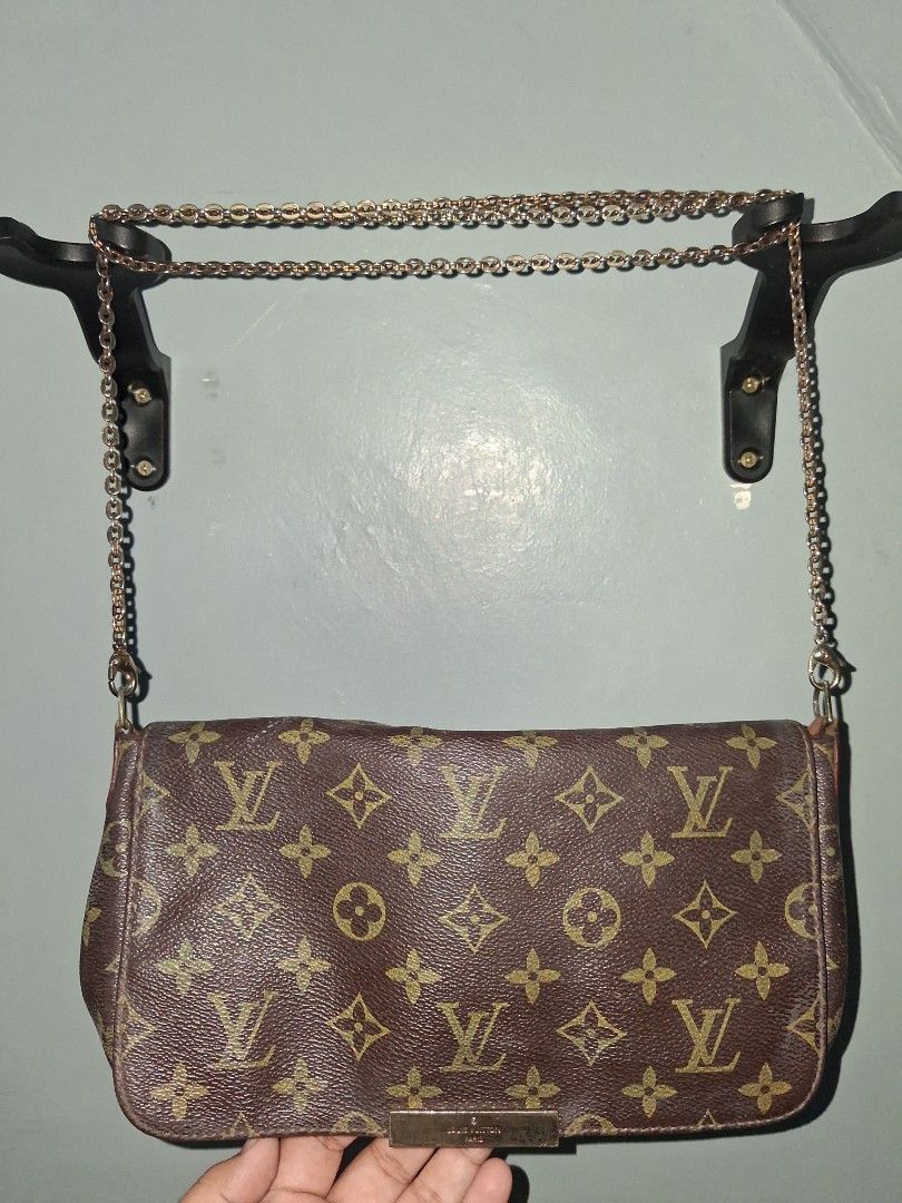 Louis Vuitton Monogram Clutch with Chain (Category: Luxury Bags & Wallets) located in Manila. Submitted by yanajuls (Listing ID 1423672746, Image 1). Description: - Authentic Louis Vuitton Monogram clutch - Features the iconic LV monogram pattern - Includes a chain strap for shoulder/crossbody wear - Classic clutch design - Metal clasp closure.