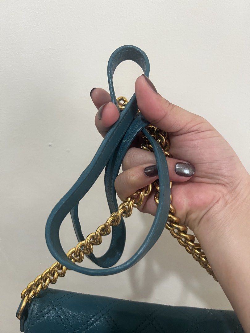 Marc jacobs bag (Category: Luxury Bags & Wallets) located in Valenzuela. Submitted by dianzskiyo (Listing ID 1423626888, Image 3). Description: Preloved Marc Jacobs bag (Authentic) 📍 what you see is what you get 📍 Managed ur expectation - this is preloved 📍 Slightly negotiable 📍 All details were already posted (pls check photos para iwas sa redundant na tanong 😉) 📍 Color may vary due to lighting 💡 📍 + SF 📍Last pic for refence only ctto A