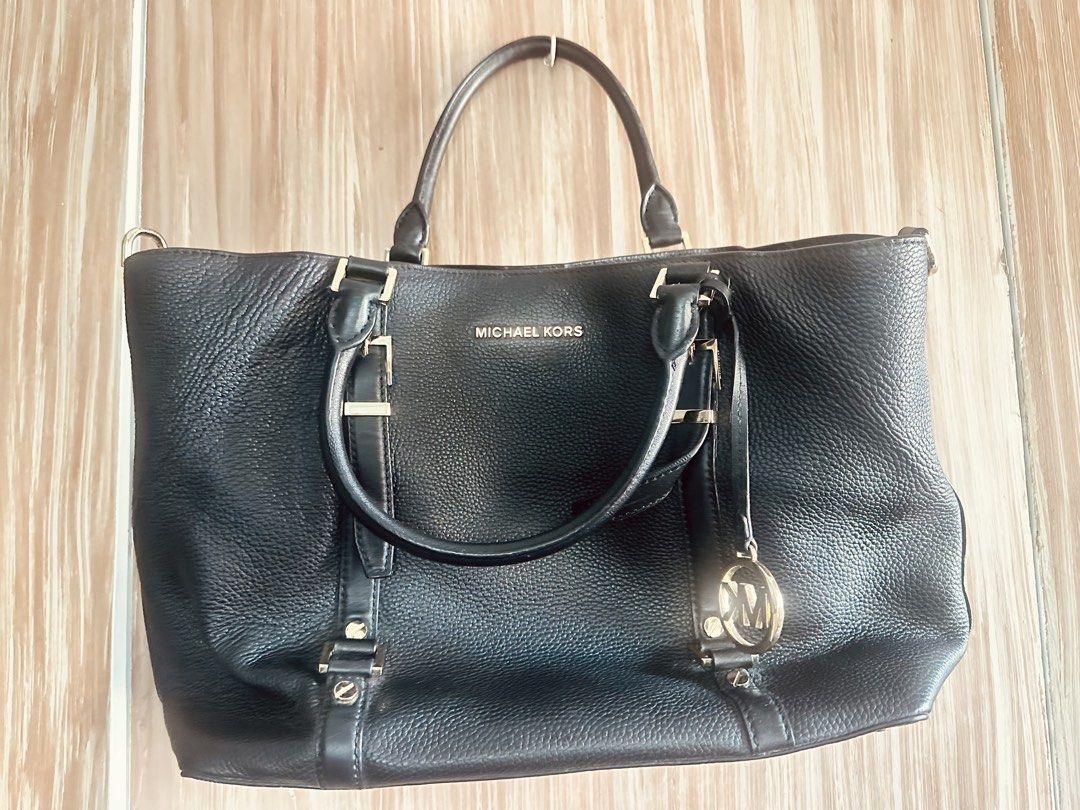 US -Authentic Michael Kors (Category: Luxury Bags & Wallets) located in Caloocan City. Submitted by miclen (Listing ID 1423693610, Image 1). Description: Michael Kors Bedford Legacy Large Tote – Like New 🖤 ( negotiable) ✔️ 100% Authentic US bought ✔️ Black pebbled leather ✔️ Minimal signs of use ✔️ Complete main body + MK charm ❌ No long strap ❌ No dust bag 💰 ₱7,800 (sale 5,500).