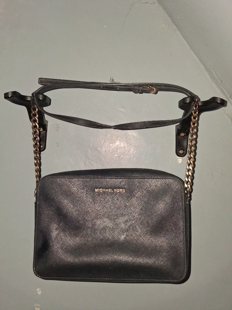 Michael Kors Black Crossbody Bag (Category: Luxury Bags & Wallets) located in Manila. Submitted by yanajuls (Listing ID 1423673161, Image 1). Description: - Michael Kors crossbody bag - Black color - Features both chain and leather straps - Rectangular shape - Michael Kors logo on front - Versatile design.