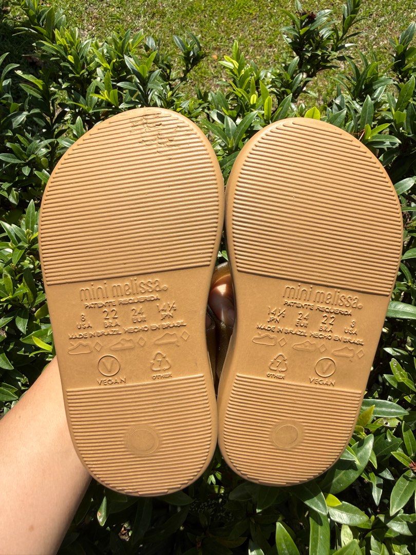 Mini Melissa Gold Sandals Size 8 (Category: Babies & Kids Fashion) located in Bacacay. Submitted by janinealvarado (Listing ID 1423686526, Image 3). Description: - Gold Mini Melissa sandals - Size: US 8 / EUR 22 / 14.5 CM - Platform sole - Glittery finish - Made in Brazil - Vegan Brandnew but with flaw (no box) ❌NO FREE SHIPPING❌.