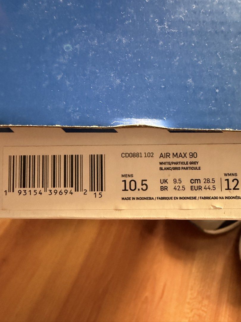 Nike Air Max 90 OG Royal (Category: Sneakers) located in Mandaluyong City. Submitted by voltprime (Listing ID 1423678385, Image 2). Description: - Nike Air Max 90 - Colorway: White, Royal Blue - Men's US Size 10.5 / UK 9.5 / EUR 44.5 / Women's US 12 - Iconic Air Max design with visible air unit - Includes original box - Soles show wear and tear - Midsole Cracking - good contion ginami lang sa mall nag crack lang midsole paint dahil naka display l