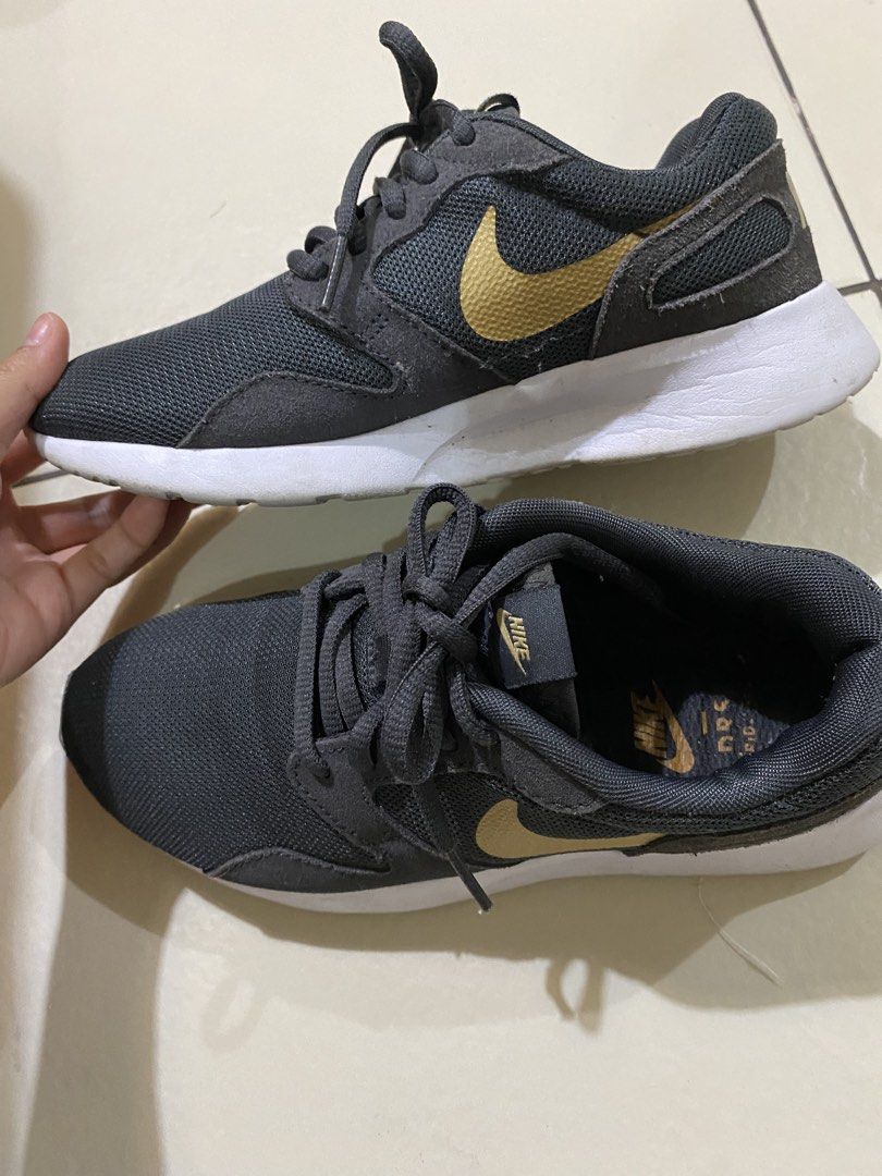 Authentic Nike Roshe One - Dark Grey Gold Sneakers (Category: Sneakers) located in Taguig. Submitted by jaebae_ (Listing ID 1423695317, Image 3). Description: - ORIGINAL: NIKE ROSHE ONE sneakers - Color: Dark Grey upper with gold Nike swoosh - White sole - Size: US 6, EUR 36.5 - Made in Vietnam - RFS: declutter - good for running and walking activities!! .
