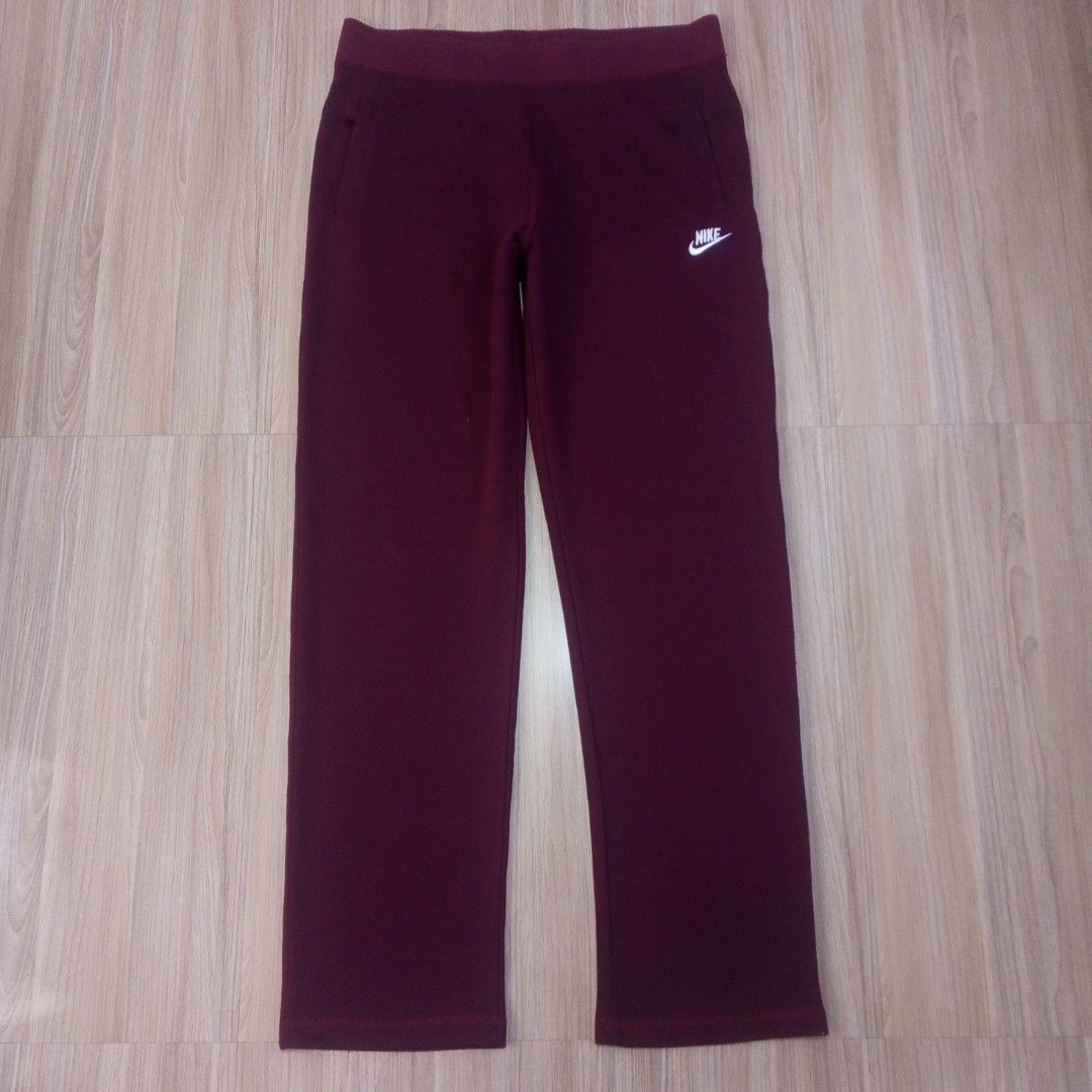 Nike SB Maroon Sweatpants (Category: Joggers) located in Cabuyao City. Submitted by o.gl.athrift (Listing ID 1423668962, Image 1). Description: Maroon Nike SB sweatpants -Features a small Nike logo on the front and a Nike SB logo on the back. -Made of 100% cotton. 35-40Waistline 43 ‎Inches length ‎ 8.5inches Leg opening ‎Condition: Excellent to as new ‎Issue/s : Missing drawstring ‎Mine: 599+sf Automatically Yours ‎.