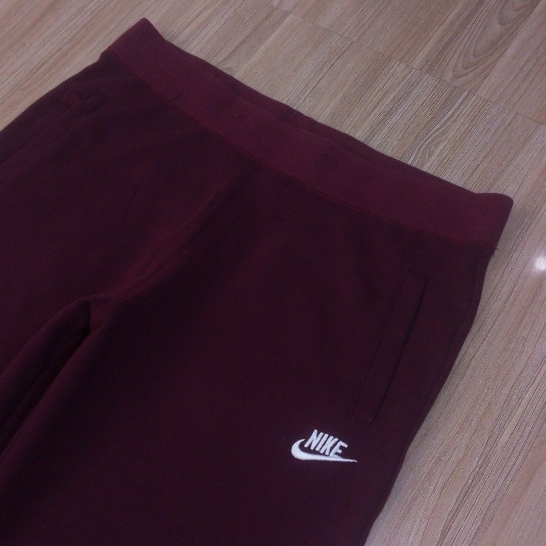 Nike SB Maroon Sweatpants (Category: Joggers) located in Cabuyao City. Submitted by o.gl.athrift (Listing ID 1423668962, Image 3). Description: Maroon Nike SB sweatpants -Features a small Nike logo on the front and a Nike SB logo on the back. -Made of 100% cotton. 35-40Waistline 43 ‎Inches length ‎ 8.5inches Leg opening ‎Condition: Excellent to as new ‎Issue/s : Missing drawstring ‎Mine: 599+sf Automatically Yours ‎.