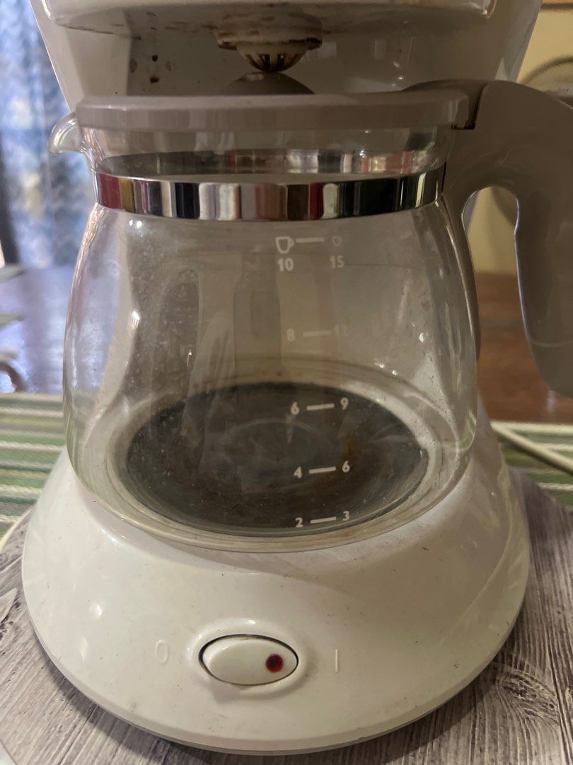 Philips Coffee Maker (Category: Coffee Machines & Makers) located in San Pedro. Submitted by mighty_oh (Listing ID 1423616804, Image 2). Description: - Philips coffee maker - Glass carafe - Power button - Water level indicator - Visible filter basket - White exterior (some discoloration) - Two-pin plug.