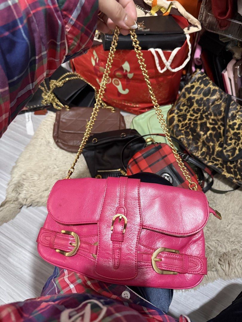Pink Leather Shoulder Bag with Gold Chain (Category: Shoulder Bags) located in Antipolo. Submitted by decluttering.shopph (Listing ID 1423715493, Image 1). Description: Bought it from Japan pasabuy.