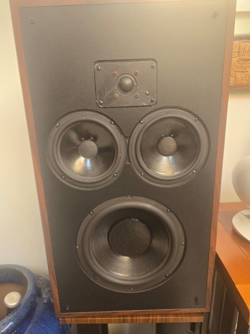 Polk Audio Speaker (Category: Soundbars, Speakers & Amplifiers) located in Mandaluyong City. Submitted by polkies (Listing ID 1423631255, Image 1). Description: 70s vintage polk audio moniotor 10 2 pcs 6.5inch midbass drivers 1 inch softdome tweets 10inch passive radiators 8ohm 20 to 250watts fresh cabinets, and covers no refoam yet. no issues free stand.