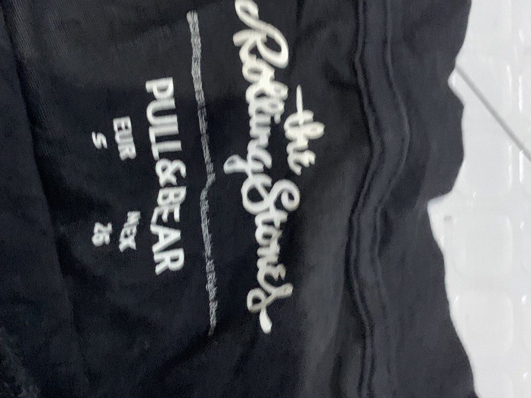 Pull & Bear The Rolling Stones 1981 Tour T-shirt (Category: Tshirts & Polo Shirts ) located in Manila. Submitted by slcjules (Listing ID 1423769145, Image 2). Description: - Pull & Bear T-shirt - Features The Rolling Stones 1981 Tour graphic - Iconic tongue and lips logo with American flag design - Crew neck and short sleeves - Size: S.