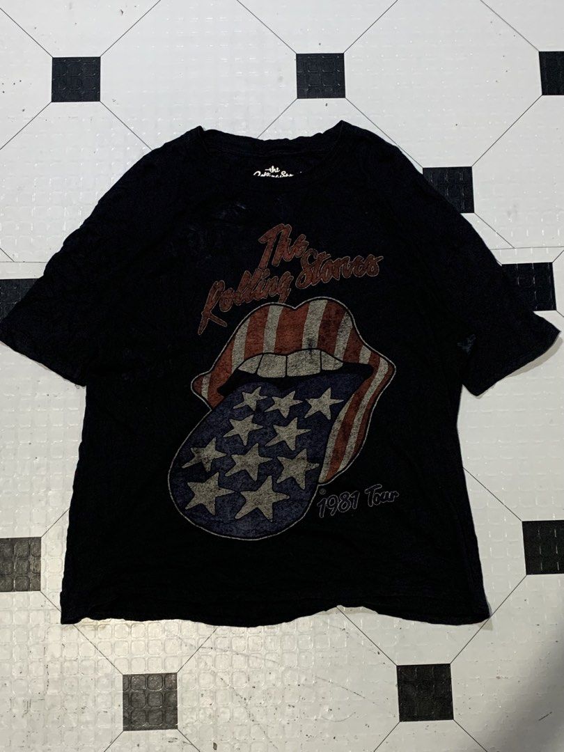 Pull & Bear The Rolling Stones 1981 Tour T-shirt (Category: Tshirts & Polo Shirts ) located in Manila. Submitted by slcjules (Listing ID 1423769145, Image 1). Description: - Pull & Bear T-shirt - Features The Rolling Stones 1981 Tour graphic - Iconic tongue and lips logo with American flag design - Crew neck and short sleeves - Size: S.