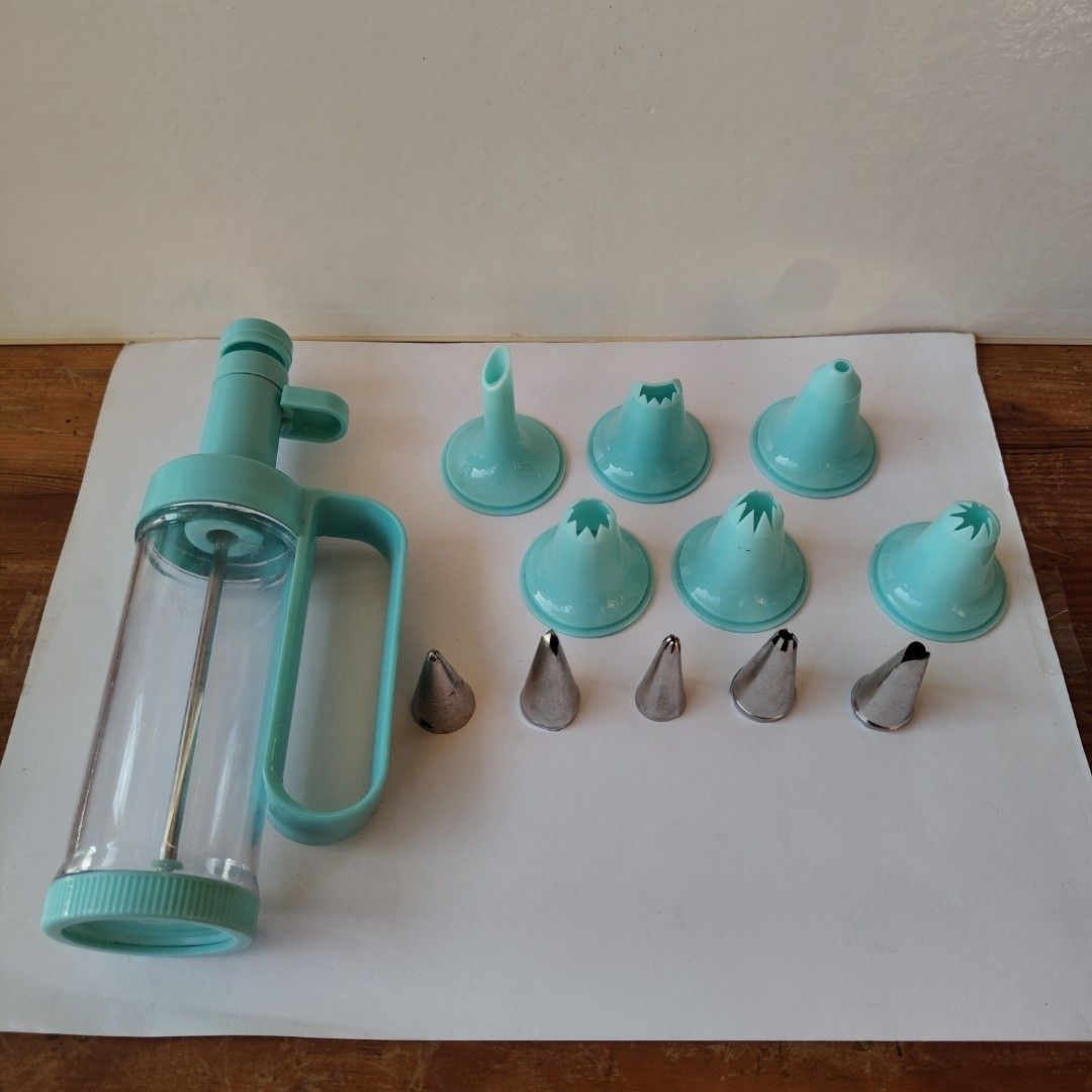 Reusable Piping Sets for Cake and Cupcake Decoration (Category: Bakeware) located in La Trinidad. Submitted by everythingbydakoykoy (Listing ID 1423714042, Image 3). Description: Description: Two different baking pipe kits; a. pipping bag with metal nozzle tips b. Piping Syringe Set Flaws: minimal rusting on metal nozzle tip Payment Option: Maribank, Maya,BDO Delivery Option (payment shoulder by buyer): JRS and J&T ; DA: Maharlika (for Baguio and