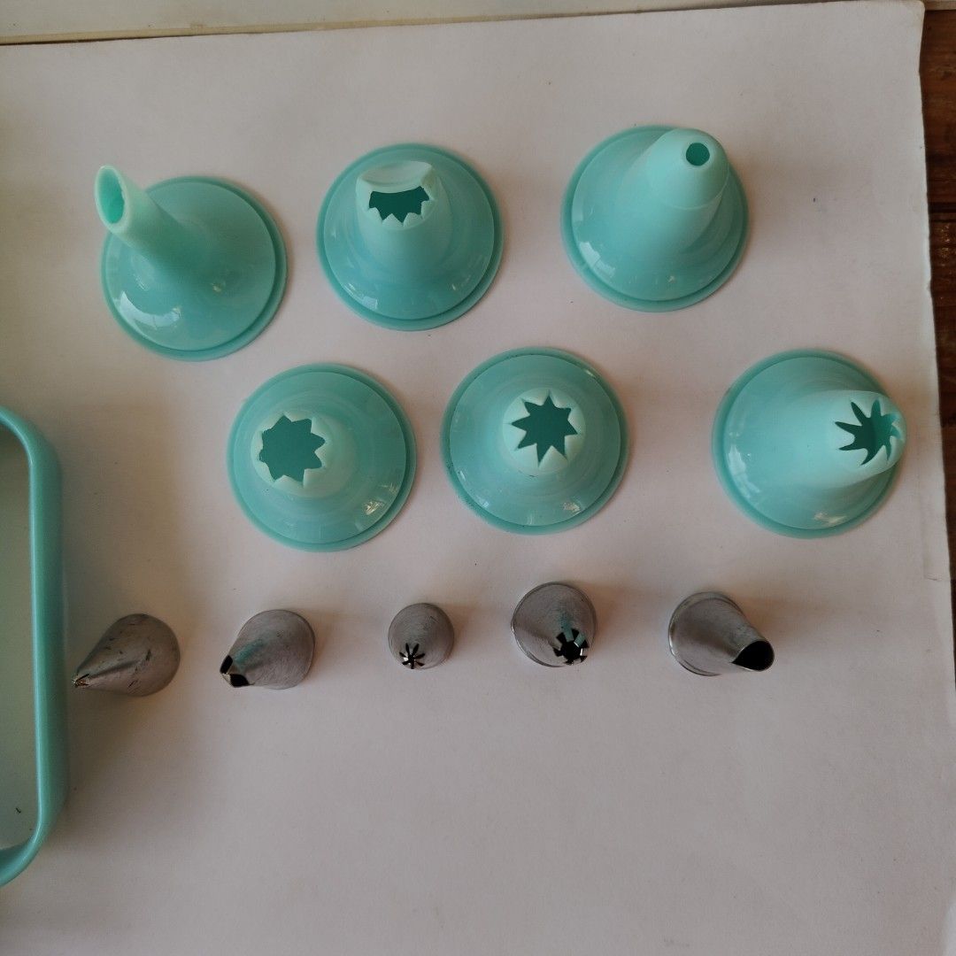 Reusable Piping Sets for Cake and Cupcake Decoration (Category: Bakeware) located in La Trinidad. Submitted by everythingbydakoykoy (Listing ID 1423714042, Image 2). Description: Description: Two different baking pipe kits; a. pipping bag with metal nozzle tips b. Piping Syringe Set Flaws: minimal rusting on metal nozzle tip Payment Option: Maribank, Maya,BDO Delivery Option (payment shoulder by buyer): JRS and J&T ; DA: Maharlika (for Baguio and