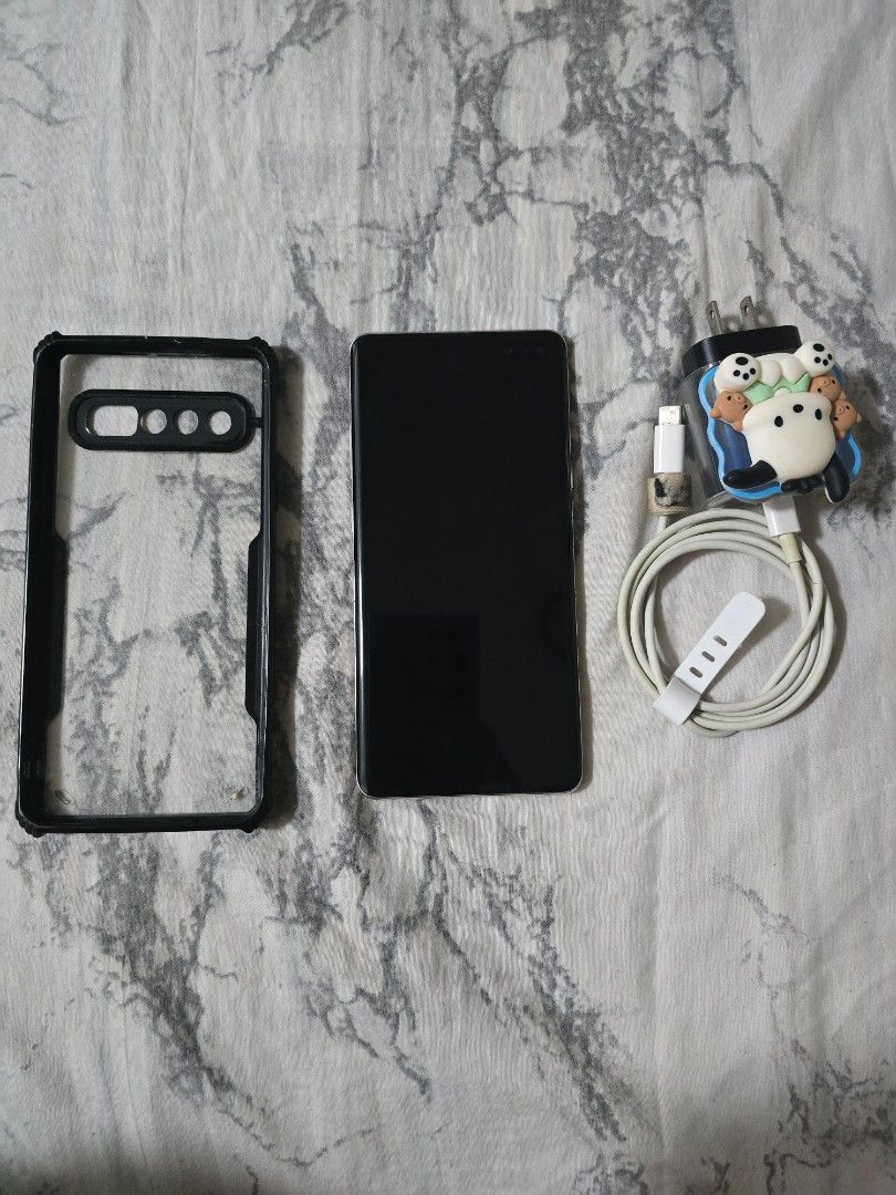 Samsung Galaxy S10 5G (Category: Samsung) located in Manila. Submitted by emmanuelxe15893 (Listing ID 1423738681, Image 3). Description: price is negotiable no issues on phone rfs: spare phone internal storage:256gb ram: 4 gb free: charger wire type-c samsung charger adapter Not included: Phone Case.