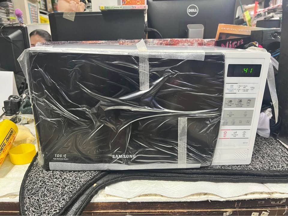 Samsung ME731K 20L Microwave Ceramic Enamel Interior (Category: Ovens & Toasters) located in Pasay City. Submitted by meostore (Listing ID 1423686732, Image 1). Description: With Plastic Inserts 220v, ready to use Working Condition With Eco Power 20L Capacity Triple Distribution System Pasay Location ‼️‼️ .