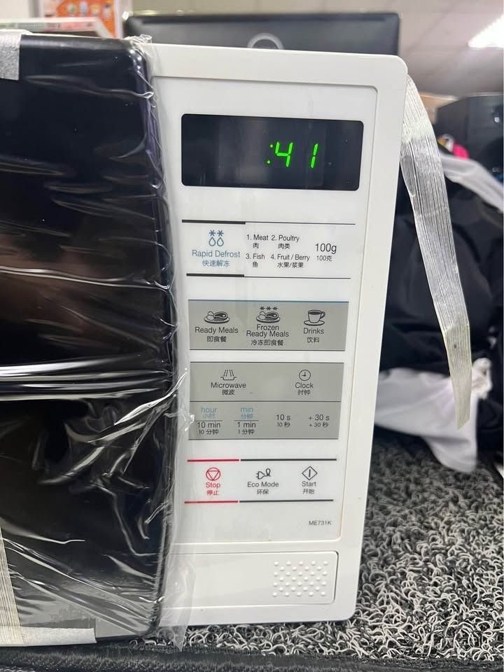 Samsung ME731K 20L Microwave Ceramic Enamel Interior (Category: Ovens & Toasters) located in Pasay City. Submitted by meostore (Listing ID 1423686732, Image 2). Description: With Plastic Inserts 220v, ready to use Working Condition With Eco Power 20L Capacity Triple Distribution System Pasay Location ‼️‼️ .