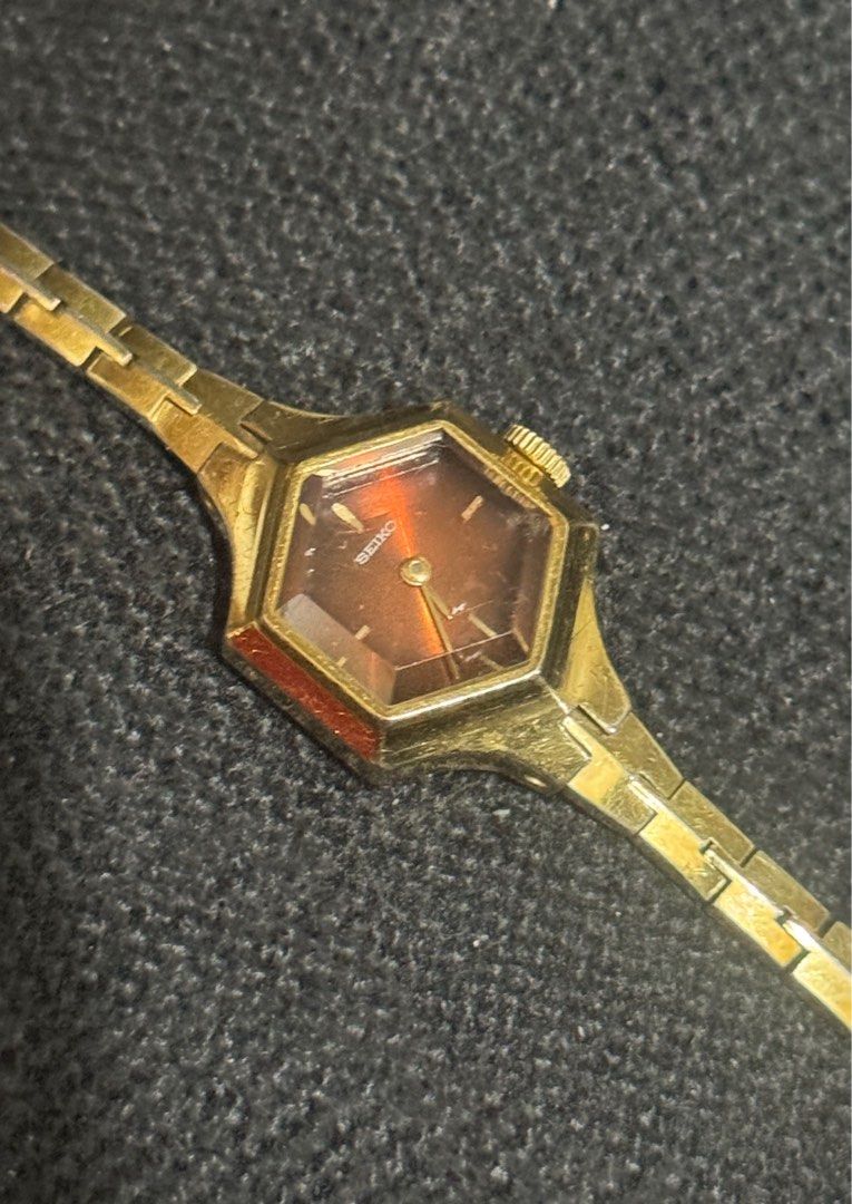 Seiko Ladies Hexagon Dial Manual Wind (Category: Women's Watches) located in Manila. Submitted by blackiesells (Listing ID 1423747687, Image 1). Description: PM sa tawad wag lang barat. - In Vintage Condition. - Hexagon dial. - Working Manual wind movement. - For 5.5in to 6.5in wrist.