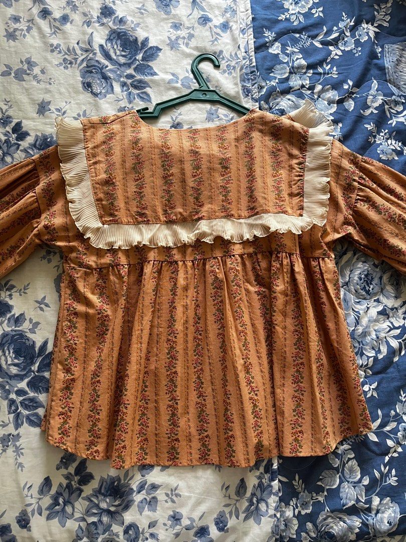shabby chic vintage floral top (Category: Longsleeves) located in Consolacion. Submitted by fadedruby (Listing ID 1423674725, Image 3). Description: fits s-l no flaws never worn perfect for the shabby chic/vintage aesthetic!! the colour of the top is closer to the one in the last photo mod: j&t express mop: gcash.