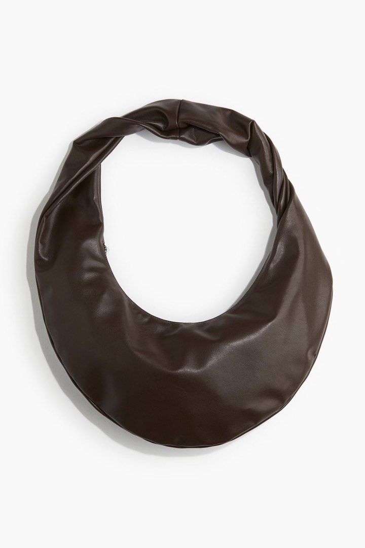 Shoulder bag with twisted strap (Category: Shoulder Bags) located in Tagum. Submitted by declutrandom (Listing ID 1423740055, Image 1). Description: Shoulder bag in coated fabric with zipper closure and twisted “slouchy” handle. Taffeta lining. Width 20 cm. Height 20 cm. Length 40 cm..
