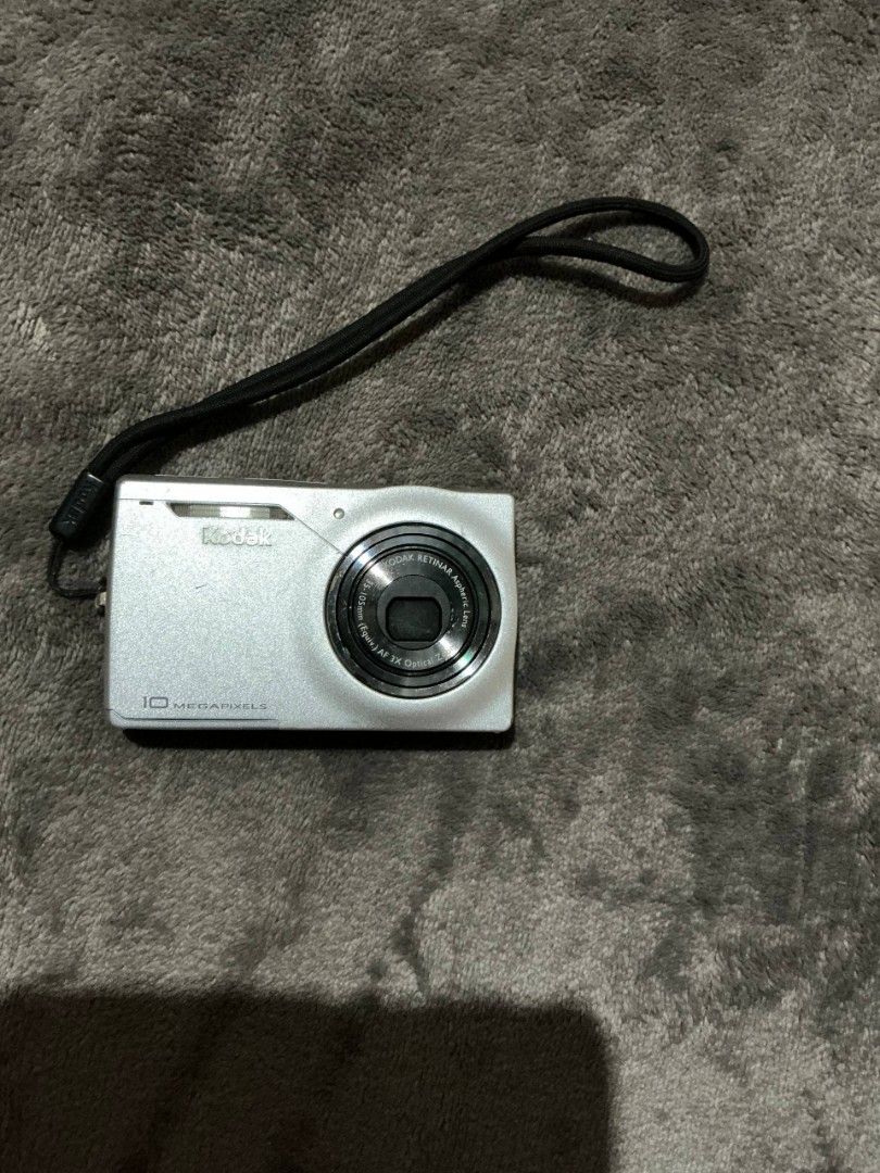 Sony Digital Camera (Category: Cameras) located in Oroquieta. Submitted by xzysmn (Listing ID 1423763067, Image 2). Description: Hello selling this working cameras/issues Kodak silver working green light issues:no flash,vignette screen Price:1k Sony Cybershot issue is white screen pero nag oon siya for repair and no flash. Price:1k dm for sample pics selling as is add 200 for batteries. shipping fee will be shouldered by the buyer. Take all for 1