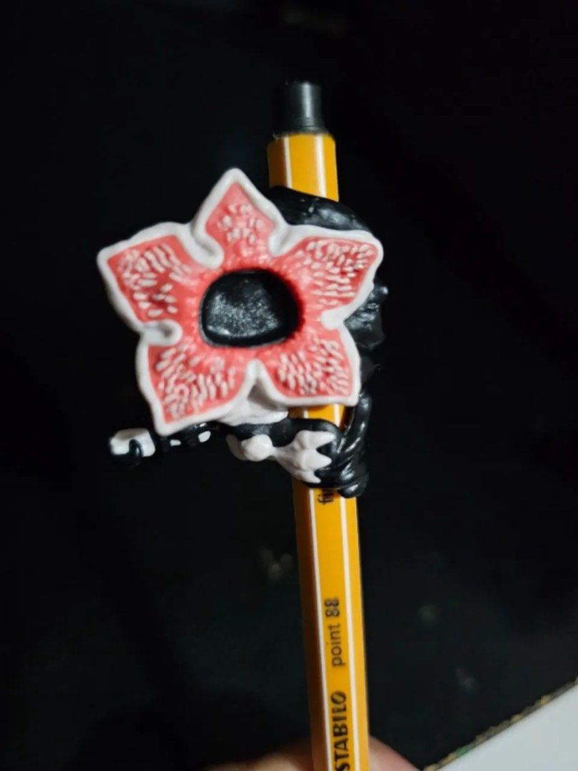 Kinder Joy Stranger Things Demogorgon Pencil Topper (Category: Figurines & Statues) located in San Pedro. Submitted by croissants.ph (Listing ID 1423693522, Image 2). Description: NO LOWBALLERS - Demogorgon pencil topper from Stranger Things. - Features the Demogorgon's iconic head. - Designed to fit standard pencils. - Great for Stranger Things fans and unique stationery lovers..