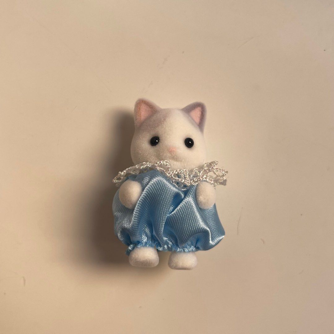 Sylvanian Families Cat Figure (Category: Figurines & Statues) located in Manila. Submitted by donnatsn (Listing ID 1423694411, Image 1). Description: no flaws!! does not include accessory MOP: Gcash Direct J&T Feel free to send a message <33.
