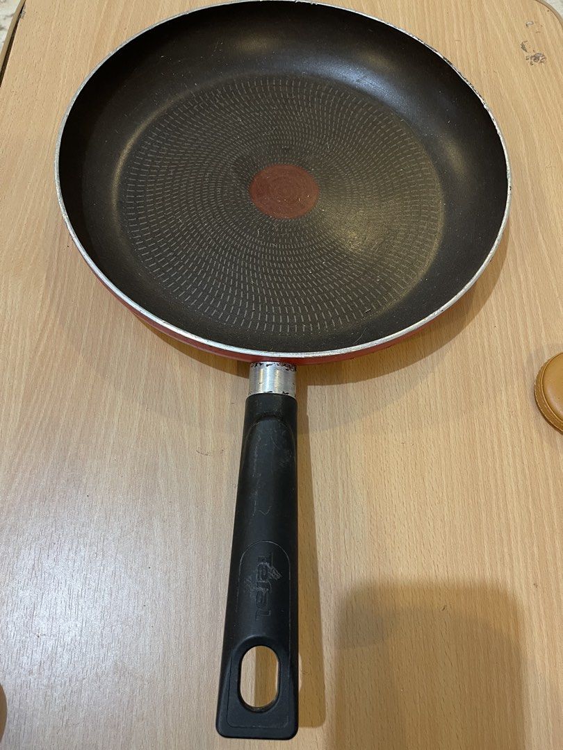 TEFAL NON STICK PAN (Category: Cookware & Accessories) located in San Fernando. Submitted by japansurpluselyu (Listing ID 1423707037, Image 1). Description: D: 11x18.
