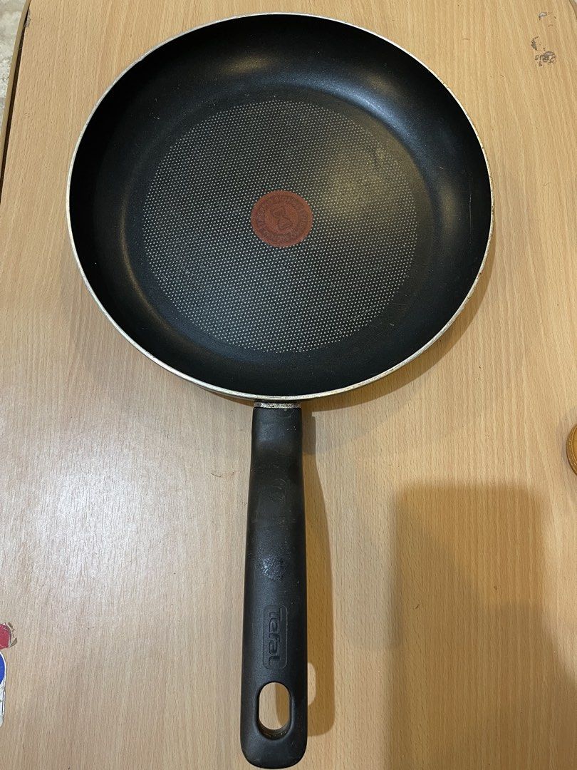 TEFAL NON STICK PAN (Category: Cookware & Accessories) located in San Fernando. Submitted by japansurpluselyu (Listing ID 1423707647, Image 1). Description: D: 11x19 .