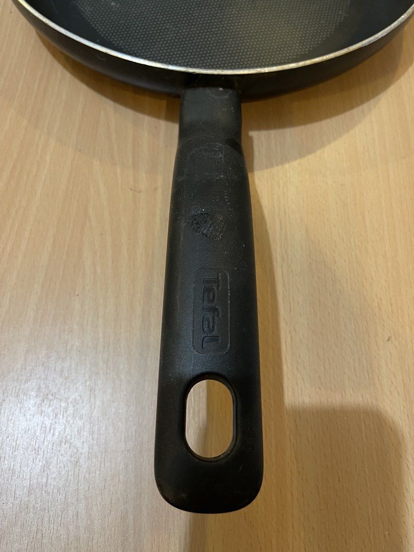 TEFAL NON STICK PAN (Category: Cookware & Accessories) located in San Fernando. Submitted by japansurpluselyu (Listing ID 1423707647, Image 2). Description: D: 11x19 .
