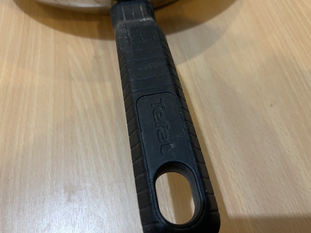 tefal nonstick frying pan (Category: Cookware & Accessories) located in San Fernando. Submitted by japansurpluselyu (Listing ID 1423732683, Image 2). Description: 11.5x18.