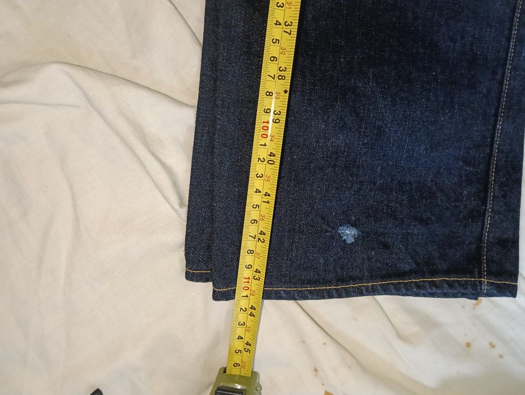 The flat head (Category: Jeans) located in Hulu Selangor. Submitted by azman3579 (Listing ID 1423699713, Image 3). Description: - Dark wash denim jeans - Button fly - Classic five-pocket design - Straight leg cut - manual size 30/31x43 .
