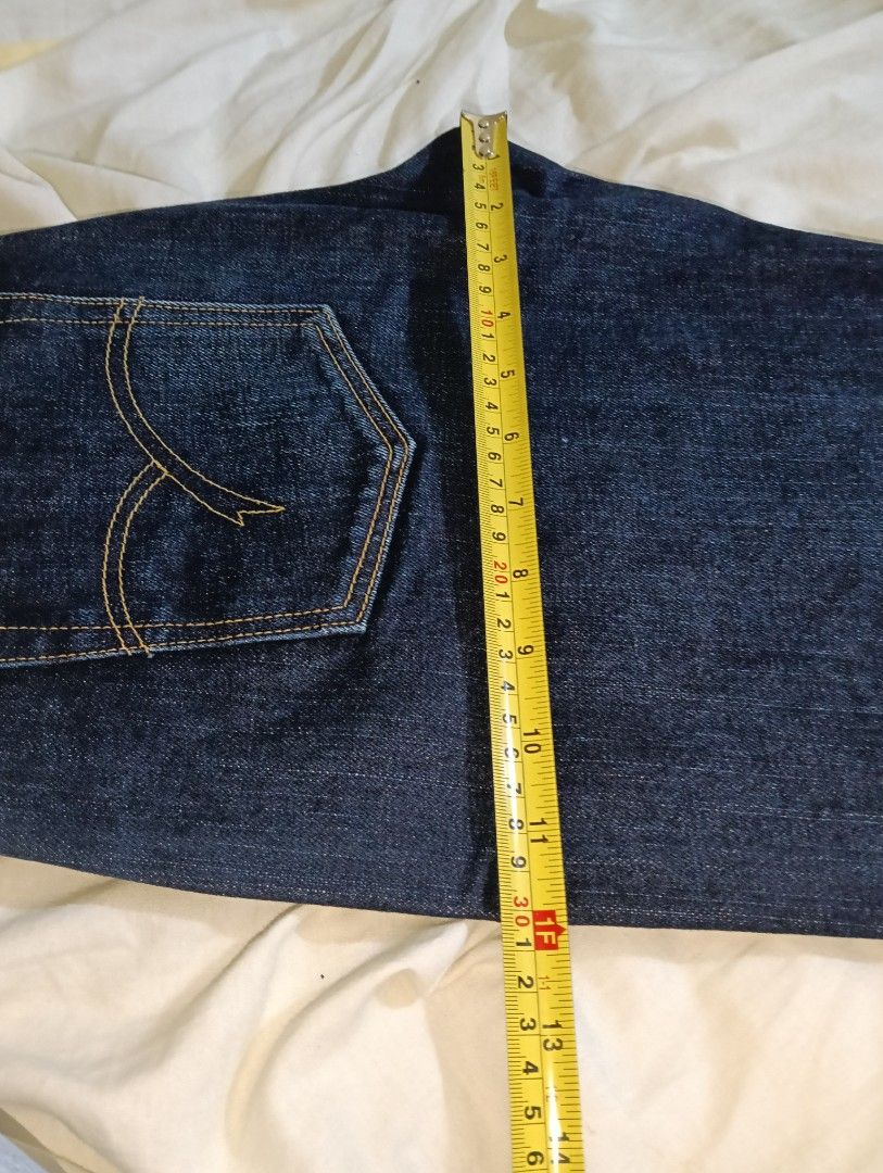 The flat head (Category: Jeans) located in Hulu Selangor. Submitted by azman3579 (Listing ID 1423699713, Image 1). Description: - Dark wash denim jeans - Button fly - Classic five-pocket design - Straight leg cut - manual size 30/31x43 .