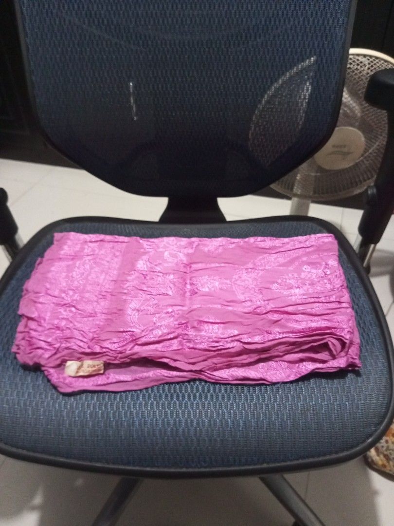 U.S. Polo Association Pink Scarf (Category: Scarves) located in Davao. Submitted by zoiesells_63 (Listing ID 1423689190, Image 1). Description: - Brand: U.S. Polo Assn. - Color: Pink - Features: Textured pattern - Material: Lightweight - Condition: Well-cared for.