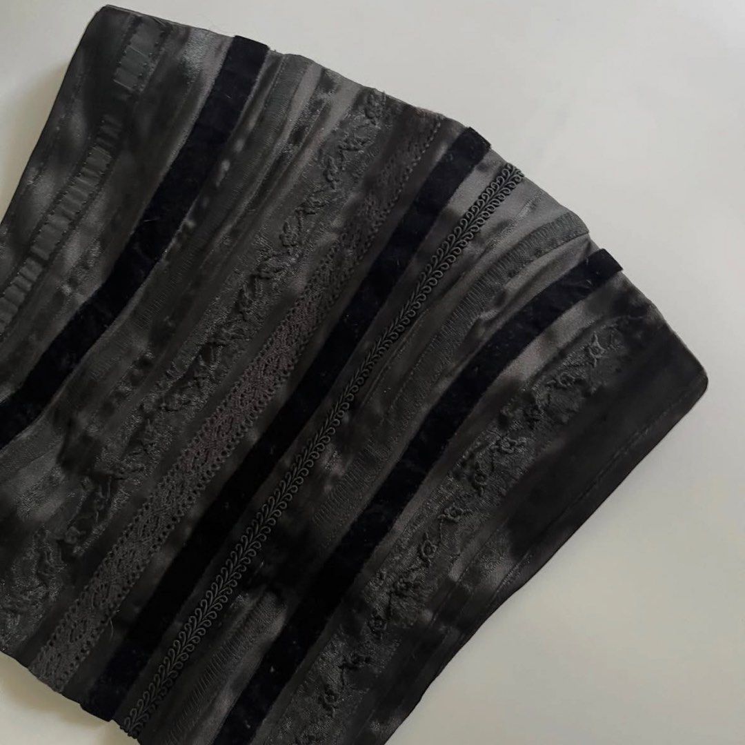 Warehouse Black Corset Tube Top (Category: Sleeveless) located in Quezon City. Submitted by danalou (Listing ID 1423738028, Image 2). Description: - XS-S only - has structure, hooks at the back - hq material .