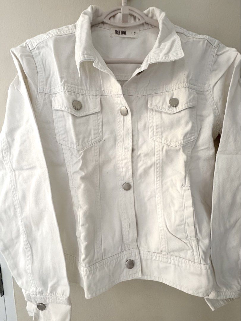 WHITE DENIM JACKET (Category: Coats, Jackets and Outerwear) located in Naga. Submitted by automaticstop (Listing ID 1423625190, Image 3). Description: WHITE DENIM JACKET SIZE S RFS: doesn’t fit me anymore Message for inquires.