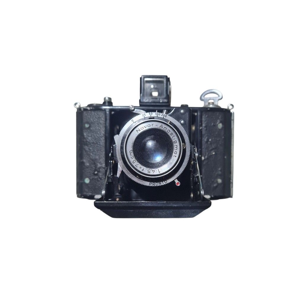 ZEISS IKON FORDABLE VINTAGE CAMERA c1945 (Category: Cameras) located in Quezon City. Submitted by lobaman (Listing ID 1389171201, Image 1). Description: zeiss ikon foldable camera c1945.