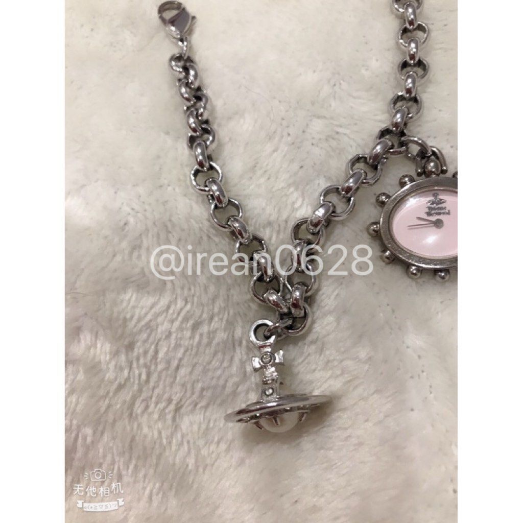 由 truerabbit-c5fd (刊登 ID 1423870209，圖片 3) 提交，位於 台北市 (Taipei) 的 < VIVIENNE WESTWOOD> 限量絕版中古手鏈錶 (類別：手錶)，說明：二手 < VIVIENNE WESTWOOD > 限量絕版中古手鏈錶 售價：$15,500💛 有誠價格可議🔆 中古系列手鏈手錶產品一向都是最熱門，中間有兩粒吊飾，一粒是錶面，一粒是珍珠星球小行星已幫手錶換一粒全新電池，運作完全正常手錶長度係客人需要自行到維修錶舖處理。手鏈狀態非常良好！ 包裝 *無附原廠盒 *中古產品購買前可要求更多照片提供 保證正品 限量絕版鏈錶～香港購入每年都有拿去保養更換電池 鏡面無刮傷 背面有刮傷、使用痕跡請參考照片尺寸有任何問題歡迎聊聊喔！ 可面交🫶 詐騙勿擾‼️。
