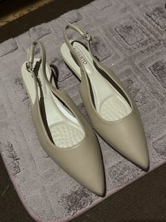 (Category: ) located in . Submitted by ac.closet (Listing ID 1423967106, Image 1). Description: .