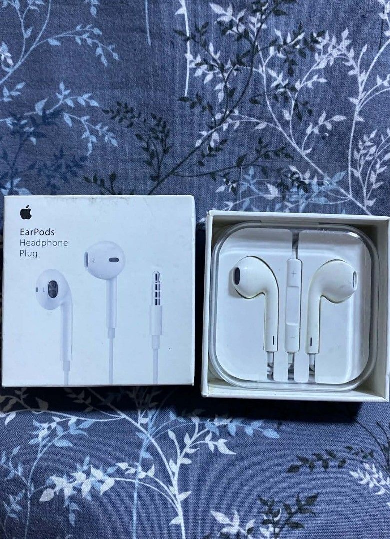Apple EarPods Headphone Plug (Category: Earphones) located in Manila. Submitted by milasgadgetph (Listing ID 1423867414, Image 1). Description: - EarPods with Headphone Plug - Includes original box - Color: White - Features Apple logo and "EarPods Headphone Plug" on the box.
