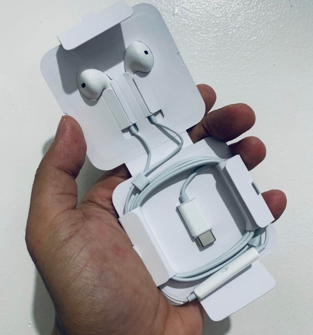Apple EarPods USB-C (Category: Earphones) located in Manila. Submitted by itsmekiahtaidgads (Listing ID 1423833671, Image 2). Description: - Genuine Apple EarPods - USB-C connector - Color: White - Unused condition - Original packaging included - Comes with earphones and USB-C cable - Ideal for music and calls.