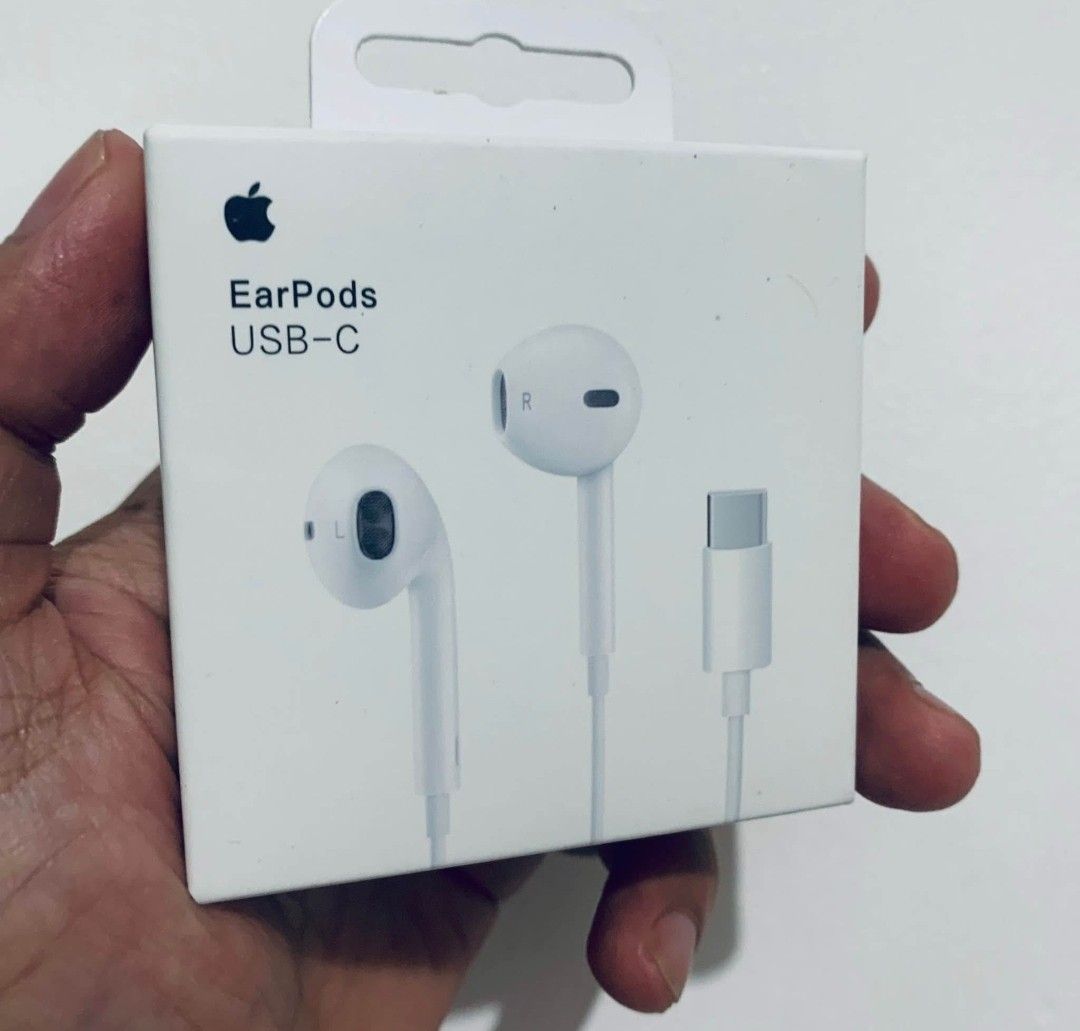 Apple EarPods USB-C (Category: Earphones) located in Manila. Submitted by itsmekiahtaidgads (Listing ID 1423833671, Image 1). Description: - Genuine Apple EarPods - USB-C connector - Color: White - Unused condition - Original packaging included - Comes with earphones and USB-C cable - Ideal for music and calls.