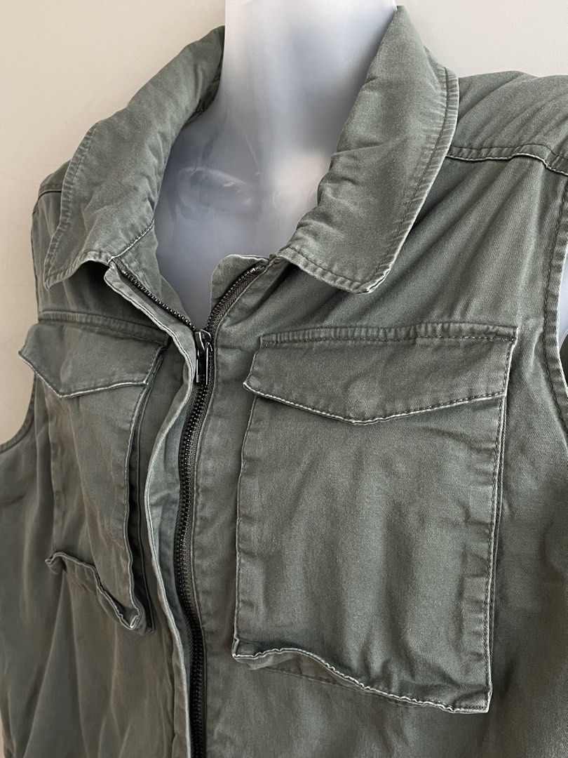 Army Green Sleeveless Vest with Pockets (Category: Vests) located in Paranaque City. Submitted by beamiscellaneous (Listing ID 1423856251, Image 2). Description: Army green sleeveless vest thrifted from the US. Collared neckline with zipper closure. Features two chest pockets and two lower pockets. Adjustable drawstring hem. Free size. RFS: decluttering.